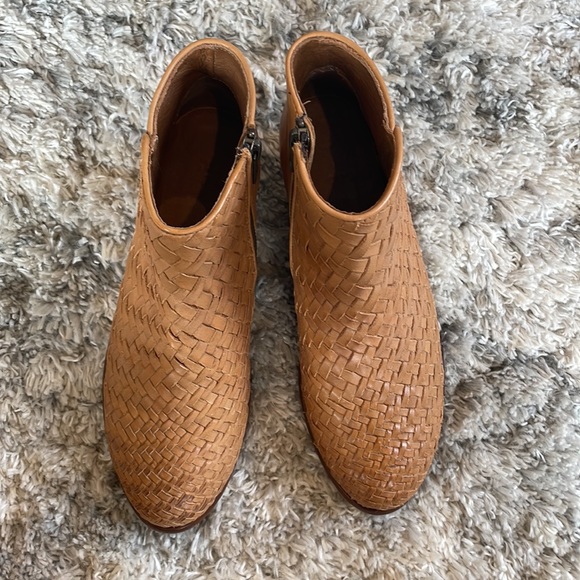 Frye Carson Woven Bootie - Picture 4 of 4